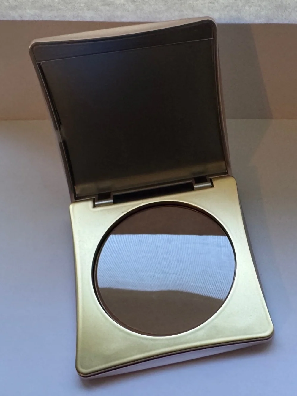 Elizabeth Arden Flawless Finish Skincaring Pressed Powder in 